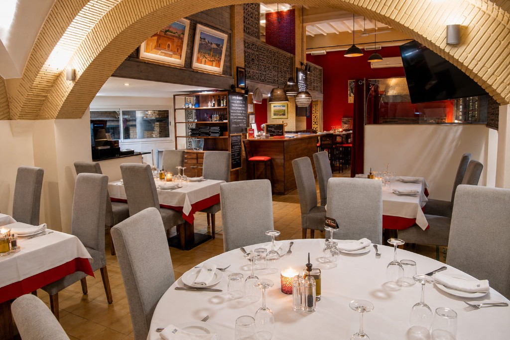 Salle à manger sous les voûtes en briques