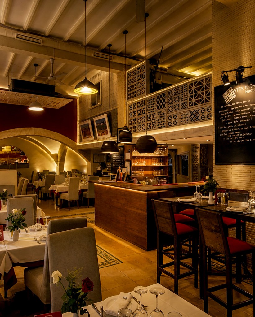 Salle et bar du restaurant