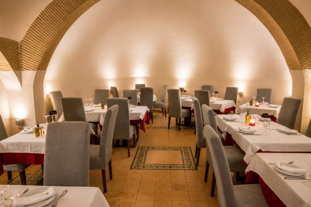 Grande salle voûtée avec arche en briques